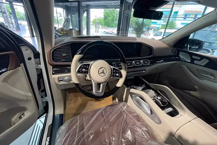 Chưa hết, mẫu SUV siêu sang Mercedes-Maybach GLS 600 hơn 16 tỷ đồng này còn đi kèm bậc lên xuống bằng nhôm chỉnh điện và đèn dẫn đường, chiếu logo Maybach xuống mặt đất. Bên sườn xe cũng xuất hiện bộ vành hợp kim với đường kính 22 inch và 23 inch đồ sộ.