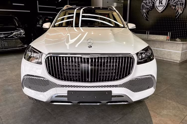 Dòng xe Mercedes-Maybach GLS 600 mới khi ngay khi về nước đã trở thành 1 trong những mẫu xe SUV siêu sang đáng quan tâm nhất cùng với những Aston Martin DBX hay Bentley Bentayga V8. Ước tính đã có hơn 10 chiếc Mercedes-Maybach GLS 600 xuất hiện tại Việt Nam với giá bán trên 16 tỷ đồng.