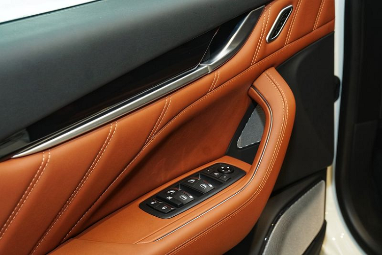 Vô-lăng 3 chấu bọc da với logo cây đinh ba quen thuộc. Màn hình giải trí 8,1 inch tích hợp hệ thống Maserati Touch Control, hỗ trợ kết nối Apple CarPlay và Android Auto. Điều hòa tự động 4 vùng, hệ thống âm thanh cao cấp Bowers &amp; Wilkins 17 loa và cửa sổ trời toàn cảnh là những trang bị tiện nghi khác trên mẫu xe này. “Trái tim” của xe là khối động cơ xăng V6 tăng áp 3.0 lít được phát triển phát triển bởi Ferrari. Tạo ra công suất lên tới 350 mã lực tại 5.000 vòng/phút và mô-men xoắn cực đại đạt 500 Nm tại 1.750 - 5.000 vòng/phút.