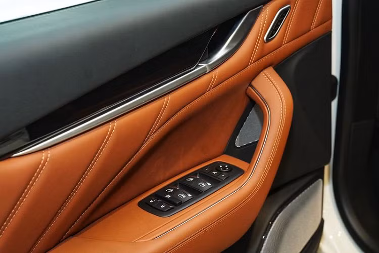 Vô-lăng 3 chấu bọc da với logo cây đinh ba quen thuộc. Màn hình giải trí 8,1 inch tích hợp hệ thống Maserati Touch Control, hỗ trợ kết nối Apple CarPlay và Android Auto. Điều hòa tự động 4 vùng, hệ thống âm thanh cao cấp Bowers &amp; Wilkins 17 loa và cửa sổ trời toàn cảnh là những trang bị tiện nghi khác trên mẫu xe này. “Trái tim” của xe là khối động cơ xăng V6 tăng áp 3.0 lít được phát triển phát triển bởi Ferrari. Tạo ra công suất lên tới 350 mã lực tại 5.000 vòng/phút và mô-men xoắn cực đại đạt 500 Nm tại 1.750 - 5.000 vòng/phút.