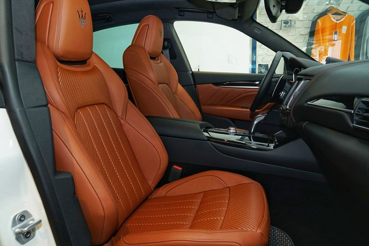 Đặc biệt, nội thất PelleTessuta cũng sẽ được áp dụng trên các dòng sản phẩm của Maserati bao gồm: Quattroporte GranLusso/GranSport, Ghibli GranLusso/GranSport, Levante GranLusso/GranSport/GTS/Trofeo. Mẫu Levante phiên bản đặc biệt được đưa về Việt Nam sở hữu nội thất màu da bò chủ đạo, kết hợp hài hòa với phần ốp đen bóng Piano Black Plastic trên bảng táp-lô, bệ trung tâm và cửa xe.