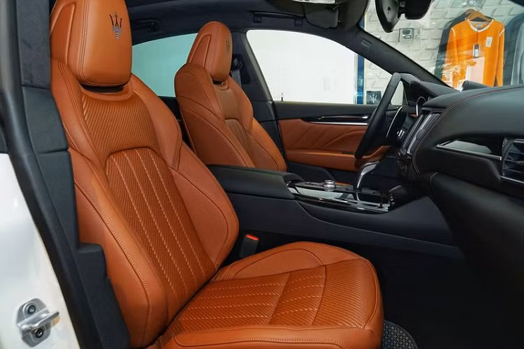 Đặc biệt, nội thất PelleTessuta cũng sẽ được áp dụng trên các dòng sản phẩm của Maserati bao gồm: Quattroporte GranLusso/GranSport, Ghibli GranLusso/GranSport, Levante GranLusso/GranSport/GTS/Trofeo. Mẫu Levante phiên bản đặc biệt được đưa về Việt Nam sở hữu nội thất màu da bò chủ đạo, kết hợp hài hòa với phần ốp đen bóng Piano Black Plastic trên bảng táp-lô, bệ trung tâm và cửa xe.