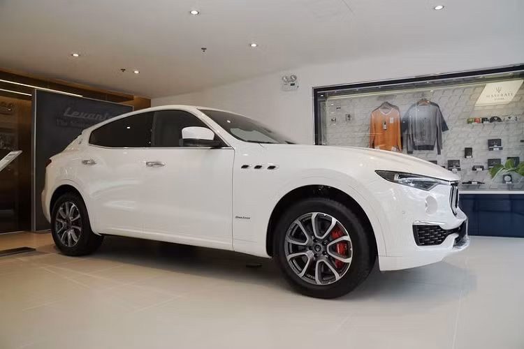 Là sự kết hợp giữa hai thương hiệu Maserati và hãng thời trang Ý Ermenegildo Zegna. Maserati Levante Zegna PelleTessuta mới đã chính thức được Maserati Việt Nam giới thiệu tới giới các đại gia trong nước vào ngày 1/4 vừa qua. Ngoại thất của Maserati Levante phiên bản Zegna PelleTessuta không có gì khác biệt so với các mẫu Levante thông thường. Mẫu xe này sở hữu màu sơn ngoại thất trắng Bianco Alpi với 3 lớp phủ chống trầy xước.