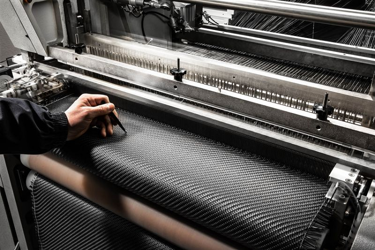 Tổng thể chiếc xe tạo cảm giác thể thao với các đường dập nổi trên nắp capo và hốc tản nhiệt cỡ lớn. Hệ thống đèn trước/sau có thiết kế sắc nét cùng hốc hút gió liền mạch nằm gọn ghẽ ở hai bên đầu xe mang đến sự hài hòa và cân đối. Tay nắm cửa và các viền nẹp xung quanh hông xe được làm bằng kim loại mạ chrome sáng màu. Cùng với đó là bộ mâm hợp kim 5 chấu kép kích thước 18 inch. Khách hàng có thể lựa chọn bộ mâm kích thước lớn hơn để tăng tính thể thao cũng như hầm hố cho mẫu xe.