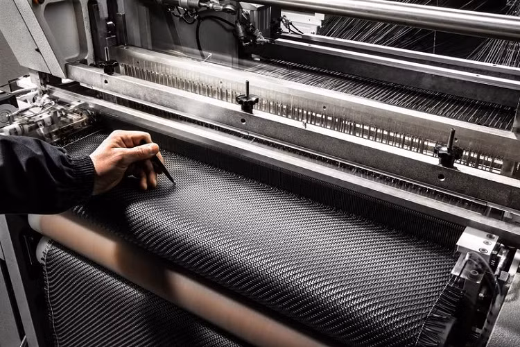 Tổng thể chiếc xe tạo cảm giác thể thao với các đường dập nổi trên nắp capo và hốc tản nhiệt cỡ lớn. Hệ thống đèn trước/sau có thiết kế sắc nét cùng hốc hút gió liền mạch nằm gọn ghẽ ở hai bên đầu xe mang đến sự hài hòa và cân đối. Tay nắm cửa và các viền nẹp xung quanh hông xe được làm bằng kim loại mạ chrome sáng màu. Cùng với đó là bộ mâm hợp kim 5 chấu kép kích thước 18 inch. Khách hàng có thể lựa chọn bộ mâm kích thước lớn hơn để tăng tính thể thao cũng như hầm hố cho mẫu xe.