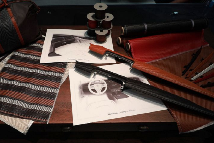 Điểm khác biệt duy nhất trên chiếc Maserati Levante 2021 mới này nằm ở bên trong khoang cabin. Xe sở hữu nội thất được hãng thời trang Ermenegildo Zegna thiết kế độc quyền, chỉ dành cho các mẫu xe đến từ thương hiệu Maserati. Toàn bộ chi tiết bọc da trên phiên bản đặc biệt này đều được sử dụng những dải da Nappa mỏng đan lại với nhau kết hợp kỹ thuật dệt vải truyền thống. Kết quả mang lại đó chính là một loại chất liệu mềm mại, tinh tế, toát lên vẻ đẹp khác biệt cho nội thất của Maserati.