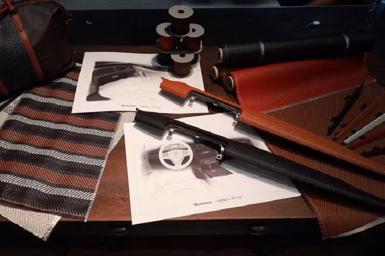 Điểm khác biệt duy nhất trên chiếc Maserati Levante 2021 mới này nằm ở bên trong khoang cabin. Xe sở hữu nội thất được hãng thời trang Ermenegildo Zegna thiết kế độc quyền, chỉ dành cho các mẫu xe đến từ thương hiệu Maserati. Toàn bộ chi tiết bọc da trên phiên bản đặc biệt này đều được sử dụng những dải da Nappa mỏng đan lại với nhau kết hợp kỹ thuật dệt vải truyền thống. Kết quả mang lại đó chính là một loại chất liệu mềm mại, tinh tế, toát lên vẻ đẹp khác biệt cho nội thất của Maserati.