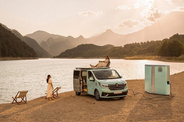 Song song với việc hé lộ mẫu xe van cắm trại Trafic SpaceNomad 2022, thương hiệu ôtô Pháp cũng đã chính thức vén màn một mẫu concept van cắm trại thú vị được gọi là Renault Hippie Caviar Hotel 2022 mới. Mẫu xe này sẽ ra mắt công chúng tại sự kiện Düsseldorf Caravan Salon 2021 diễn ra vào cuối tuần này, và hứa hẹn sẽ thu hút sự chú ý của những người đam mê trào lưu “cuộc sống xe van”.