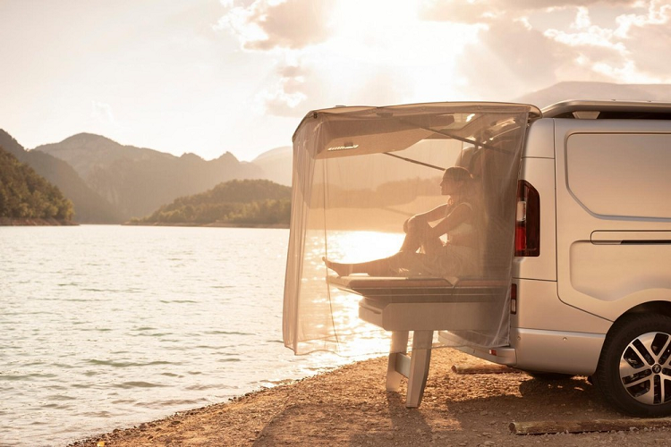 Cabin được tách biệt với phần đuôi xe, thiết kế phong cách nhưng mang hơi hướng hoài cổ. Không gian phía sau thực tế là một khách rộng rãi kiêm phòng ngủ cho hai người lớn. Renault loại bỏ gian bếp nhỏ thông thường, sử dụng tất cả không gian nội thất để lắp đặt một băng ghế tính mô-đun có thể trở thành giường kích thước 1,45 x 1,95 mét, hoặc phòng tắm nắng trượt ra cửa hậu khi cần thiết.