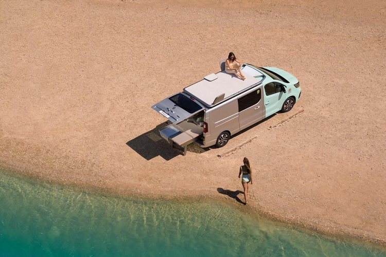 Mẫu xe van Renault Hippie Caviar Hotel dành cho những người mê cắm trại cố gắng kết hợp hai lối sống tương phản nhau: hippie và sang trọng. Về lý thuyết, đây là một phương tiện cắm trại vừa ít phải bảo dưỡng thấp vừa cao cấp, nhỏ gọn và dễ vận hành, đồng thời là một giải pháp hoàn chỉnh. Được truyền cảm hứng bởi chiếc xe van Renault Estafette 1977 và muốn gợi lên cảm giác tự do của thời đại hippie, nó dành cho “dân du mục kỹ thuật số” và khách du lịch, những người buồn chán với các quy định hạn chế đi lại và muốn ra khỏi thành phố.