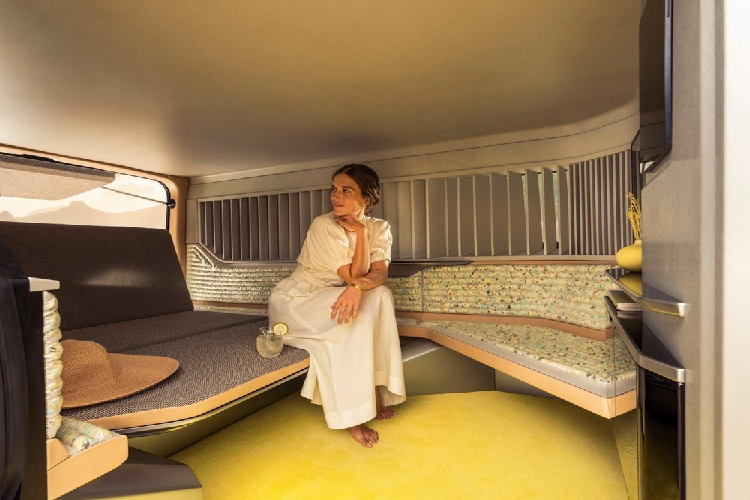 Khi tắm nắng, cửa sau và rèm tích hợp cung cấp bóng râm và sự kín đáo cho người dùng. Trong khi đó, nóc xe được trang bị bàn gấp, và tựa lưng có thể tháo rời, là nơi hoàn hảo cho những ngày hè nhàn rỗi. Bởi nội thất xe không hề có trang bị để nấu ăn, sạc điện hay thậm chí nhà vệ sinh, Renault hình dung rằng Hippie Caviar Hotel sẽ được sử dụng kèm dịch vụ giao hàng bằng máy bay drone để giải quyết những nhu cầu tất yếu hàng ngày đó.