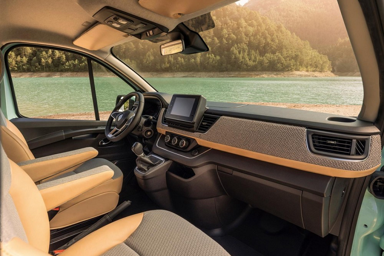 Chiếc xe van cắm trại sẽ có cài đặt công nghệ thông minh, và trên ứng dụng, các du khách có thể đặt hàng bất kỳ thứ gì họ cần trước thời hạn, và sẽ nhận hàng khi tới đích. Renault gọi ý tưởng đó là “thùng chứa hàng hậu cần” và nó có thể bao gồm bất cứ thứ gì từ xe đạp điện và bộ sạc điện tử, đến vỉ nướng và ván chèo thuyền, nhà vệ sinh (và vòi hoa sen) hoặc mô-đun nhà bếp, ghế bàn ngoài trời và hơn thế nữa.