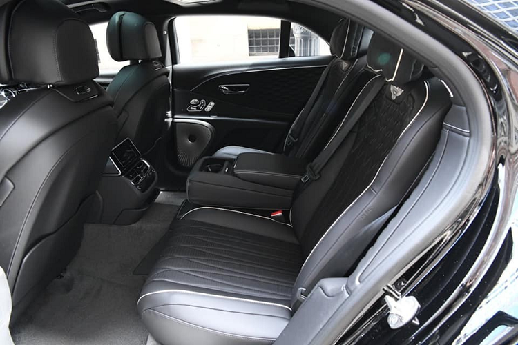 Bên cạnh đó, chiếc Bentley Flying Spur First Edition 2021 của doanh nhân Đức Huy đặt mua còn thuộc thế hệ hoàn toàn mới nên có ngoại hình khác biệt so với những chiếc Bentley Flying Spur thế hệ thứ 2 đang lăn bánh tại Việt Nam từ đèn pha, đèn hậu đến cản va trước/sau hay lưới tản nhiệt.