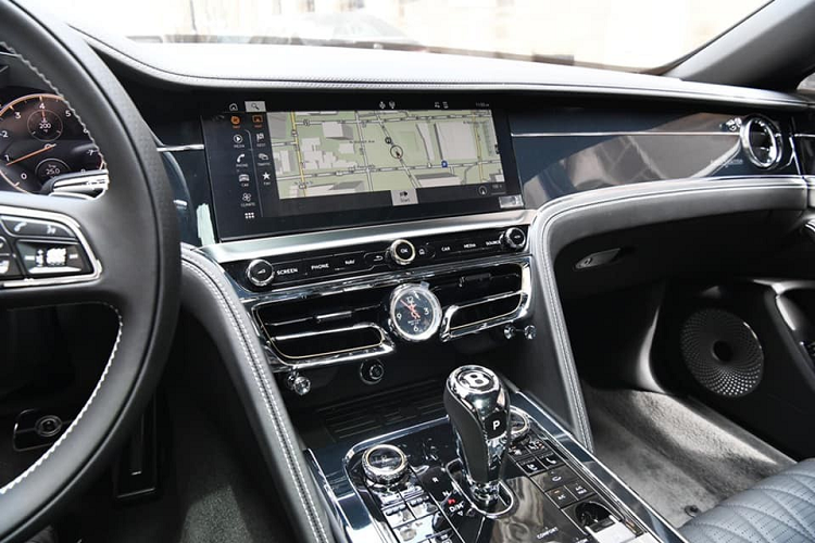 Bentley Flying Spur First Edition 2021 còn có màn hình xoay 3 chế độ độc đáo giống với trên mẫu xe Continental GT thế hệ thứ 3 đã có ít nhất 2 chiếc về Việt Nam. Một chế độ sẽ là những mảnh gỗ ốp cao cấp, trong khi hai chế độ còn lại là màn hình cảm ứng 12.3 inch phục vụ thông tin giải trí và một chế độ gồm ba đồng hồ cơ. Gói Touring Specification dành cho Bentley Flying Spur First Edition 2021 bao gồm hệ thống hỗ trợ làn đường, quan sát ban đêm, màn hình hiển thị thông tin kính lái và hệ thống kiểm soát hành trình thích ứng.