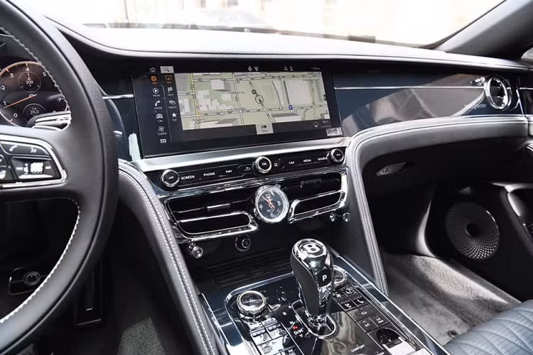 Bentley Flying Spur First Edition 2021 còn có màn hình xoay 3 chế độ độc đáo giống với trên mẫu xe Continental GT thế hệ thứ 3 đã có ít nhất 2 chiếc về Việt Nam. Một chế độ sẽ là những mảnh gỗ ốp cao cấp, trong khi hai chế độ còn lại là màn hình cảm ứng 12.3 inch phục vụ thông tin giải trí và một chế độ gồm ba đồng hồ cơ. Gói Touring Specification dành cho Bentley Flying Spur First Edition 2021 bao gồm hệ thống hỗ trợ làn đường, quan sát ban đêm, màn hình hiển thị thông tin kính lái và hệ thống kiểm soát hành trình thích ứng.