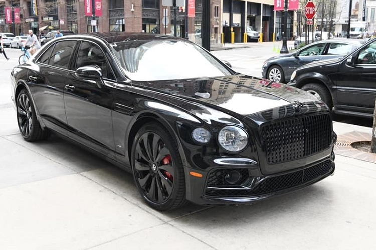 Hiện không rõ doanh nhân Đức Huy đã bỏ ra bao nhiêu tiền để sở hữu mẫu xe siêu sang Bentley Flying Spur First Edition 2021. Chỉ biết rằng, giá xe Bentley mới nhất tại Việt Nam dành cho phiên bản Flying Spur First Edition 2021 dự kiến khoảng 30 tỷ đồng. Được biết, dòng xe Bentley Flying Spur First Edition chỉ sản xuất giới hạn trong 12 tháng và hiện đã không còn sản xuất.