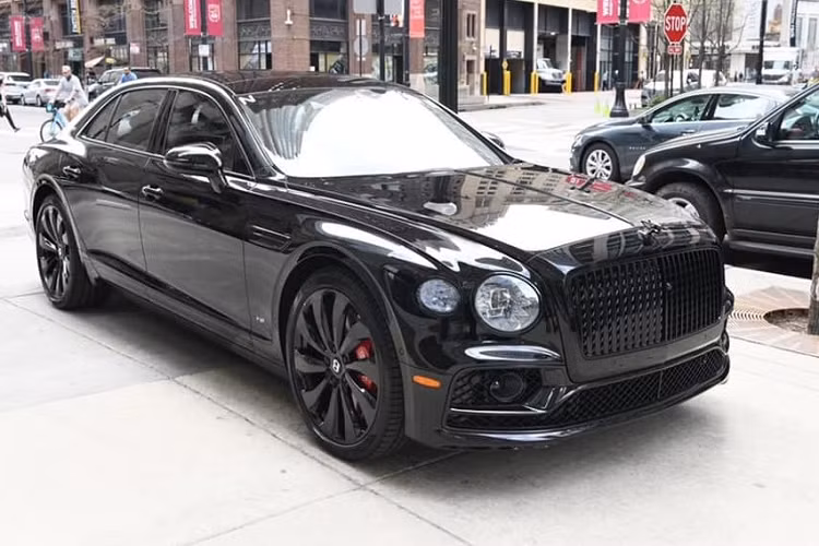 Hiện không rõ doanh nhân Đức Huy đã bỏ ra bao nhiêu tiền để sở hữu mẫu xe siêu sang Bentley Flying Spur First Edition 2021. Chỉ biết rằng, giá xe Bentley mới nhất tại Việt Nam dành cho phiên bản Flying Spur First Edition 2021 dự kiến khoảng 30 tỷ đồng. Được biết, dòng xe Bentley Flying Spur First Edition chỉ sản xuất giới hạn trong 12 tháng và hiện đã không còn sản xuất.