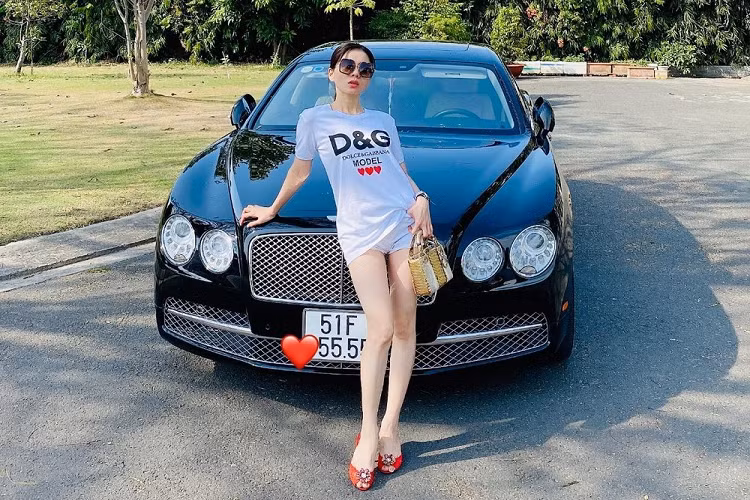 Điều đáng quan tâm là trước đó, doanh nhân Đức Huy cũng hay di chuyển trên chiếc xe siêu sang Bentley Flying Spur đời cũ mang biển số tứ quý 5. Tuy nhiên, sau khi ly hôn với Lệ Quyên, ông Đức Huy không sử dụng chiếc xe này và mới đây đã bật mí chọn mua một chiếc Bentley Flying Spur đời mới.