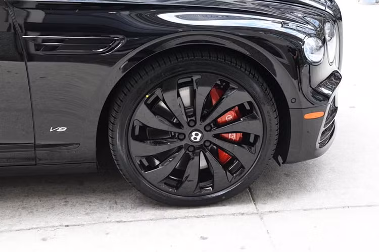 Những người muốn sở hữu xe Bentley Flying Spur First Edition thường mua lại của các đại lý ở nước ngoài có sẵn xe từ trước. Là phiên bản đặc biệt và giới hạn thời gian sản xuất chỉ 1 năm, vì thế, sự có mặt của mẫu xe siêu sang Bentley Flying Spur First Edition trong bộ sưu tập xe của doanh nhân Đức Huy cho thấy sự chịu chơi của chủ nhân lớn đến thế nào.