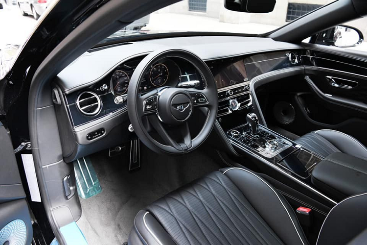 Rõ ràng là sau khi khai tử dòng xe Mulsanne và hãng Bentley chưa đưa ra chiếc xe nào lắp vào phân khúc này, vì thế, Bentley Flying Spur thế hệ thứ 3 tạm thời thay thế đàn anh Bentley Mulsanne có giá hơn 40 tỷ đồng tại Việt Nam tiếp tục cuộc đua phân khúc sedan siêu sang cùng với Rolls-Royce.