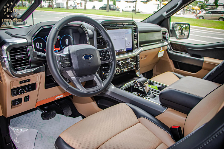 Phiên bản sử dụng động cơ xăng V6 dung tích 3.5L tăng áp kép, công nghệ EcoBoost cho công suất tối đa 400 mã lực và mô-men xoắn cực đại 677Nm. Sức mạnh được truyền xuống bốn bánh thông qua hộp số tự động 10 cấp (10 AT).