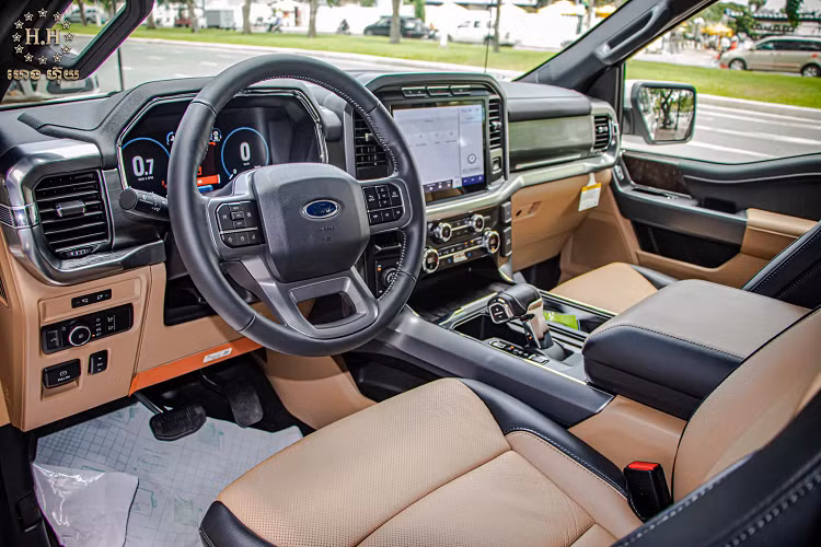 Phiên bản sử dụng động cơ xăng V6 dung tích 3.5L tăng áp kép, công nghệ EcoBoost cho công suất tối đa 400 mã lực và mô-men xoắn cực đại 677Nm. Sức mạnh được truyền xuống bốn bánh thông qua hộp số tự động 10 cấp (10 AT).