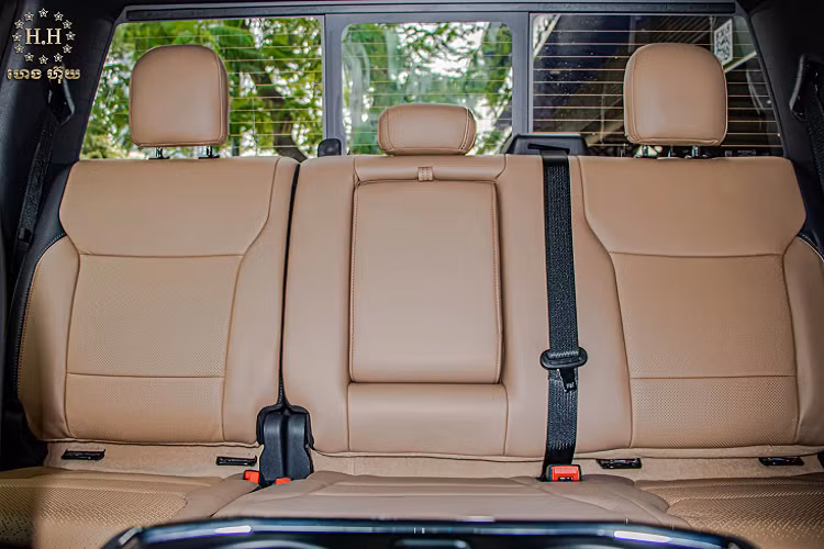 Chiếc Ford F-150 phiên bản Lariat nhập Mexico này chắc chắn sẽ có giá bán không dưới 3 tỷ đồng tại Campuchia. Tại Việt Nam hồi đầu năm nay, đã có một chiếc Ford F-150 2021 bản Limited được đưa về nước với giá bán không dưới 4 tỷ đồng.