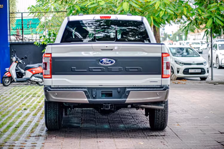 Thuộc thế hệ thứ 3, Ford F-150 thế hệ mới dễ dàng phần biệt với cụm đèn pha LED tạo hình chữ “L” ngược. Xe sở hữu cụm lưới tản nhiệt thiết kế mới hơn với 11 kiểu lựa chọn thiết kế tùy thuộc vào phiên bản. Ford F-150 thế hệ mới sử dụng nền tảng khung gầm mới sử dụng khung thép cường độ cao, trong khi phần thân xe được làm bằng hợp kim nhôm.