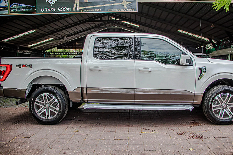 Ngoại thất phiên bản Lariat được trang bị tiêu chuẩn “dàn chân” lắp bộ mâm 20 inch hợp kim nhôm được đánh bóng nổi bật, đi kèm với lốp thông số 275/60R20. Theo hãng xe Mỹ, F-150 hoàn toàn mới mang thiết kế đậm tính khí động học nhất từ trước đến nay, thiết kế mới cho phép xe giảm lực cản gió, đồng thời cải thiện mức tiêu thụ nhiên liệu.