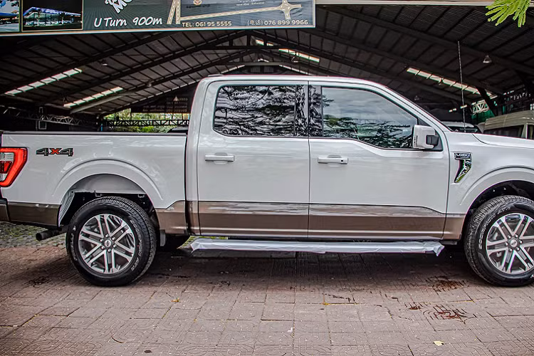 Ngoại thất phiên bản Lariat được trang bị tiêu chuẩn “dàn chân” lắp bộ mâm 20 inch hợp kim nhôm được đánh bóng nổi bật, đi kèm với lốp thông số 275/60R20. Theo hãng xe Mỹ, F-150 hoàn toàn mới mang thiết kế đậm tính khí động học nhất từ trước đến nay, thiết kế mới cho phép xe giảm lực cản gió, đồng thời cải thiện mức tiêu thụ nhiên liệu.