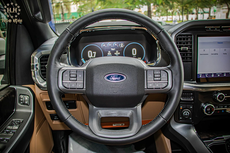 Xe đi kèm với gói trang bị an toàn và hỗ trợ lái bao gồm: Phanh tự động khẩn cấp, tính năng nhận diện người đi bộ, giữ làn đường, camera 360 độ và 6 túi khí. 