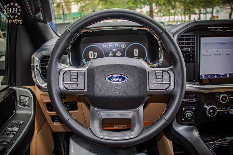 Xe đi kèm với gói trang bị an toàn và hỗ trợ lái bao gồm: Phanh tự động khẩn cấp, tính năng nhận diện người đi bộ, giữ làn đường, camera 360 độ và 6 túi khí. 