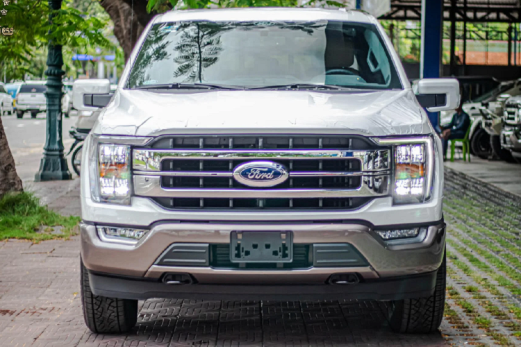 Khó mua ở thị trường Mỹ ở thời điểm hiện tại có thể là lý do cửa hàng nhập xe tư nhân ở Campuchia tìm đến xe Ford F-150 2021 mới được nhập khẩu từ thị trường Mexico.