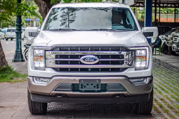 Khó mua ở thị trường Mỹ ở thời điểm hiện tại có thể là lý do cửa hàng nhập xe tư nhân ở Campuchia tìm đến xe Ford F-150 2021 mới được nhập khẩu từ thị trường Mexico.