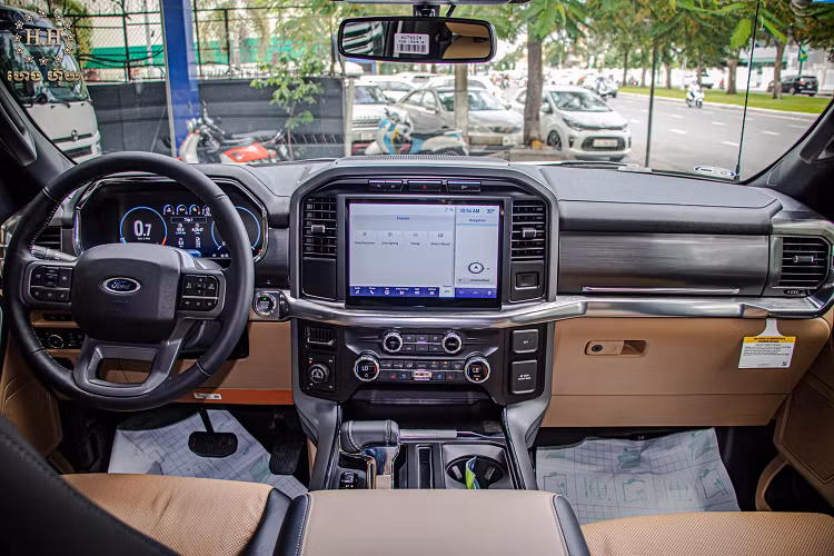 Nội thất F-150 hoàn toàn mới được thiết kế tập trung vào thoải mái, tiện ích và công nghệ. Trang bị màn hình hỗ trợ lái kỹ thuật số, giải trí trung tâm cỡ lớn 12 inch, sử dụng hệ thống SYNC 4 mới nhận dạng giọng nói, hỗ trợ kết nối với Apple CarPlay và Android Auto. Hệ thống giải trí sử dụng dàn âm thanh cao cấp với 8 loa B&amp;O, trang bị kiểm soát hành trình. Ghế ngồi được bọc da, ghế lái chỉnh điện 10 hướng, ghế phụ chỉnh điện 8 hướng.