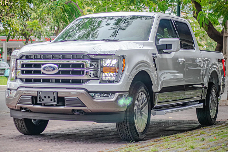 Có thể ít người biết rằng, dòng bán tải cỡ lớn Ford F-150 còn có tên gọi khác là “Ford Lobo” tại thị trường Mexico. Và tên gọi đầy đủ của xe là Ford Lobo 2021 thế hệ mới thay vì Ford F-150. Để quen thuộc, trong bài chúng ta sẽ gọi là “Ford F-150”.