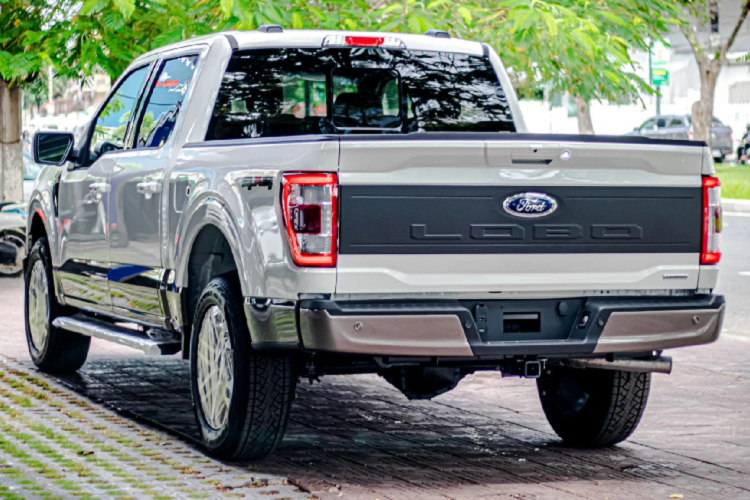 Giá cao, khiến dòng bán tải cỡ lớn này chỉ phù hợp với đối tượng khách hàng có điều kiện kinh tế khá giả, cần một mẫu bán tải nội thất rộng rãi, trang bị nhiều tiện nghi để phục vụ cho gia đình.