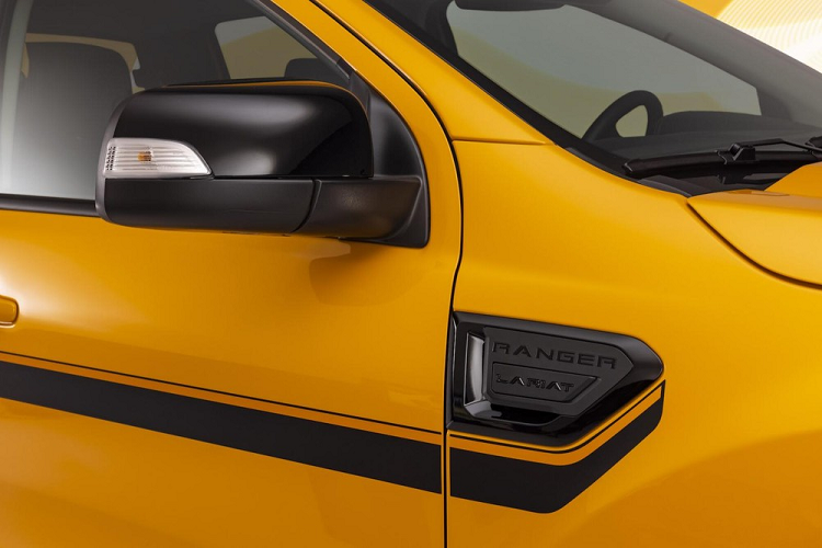 Gói Splash bổ sung đề-can màu đen và cam cho Ford Ranger. Viền lưới tản nhiệt màu cam của Ford Ranger Splash 2022. Ốp gương ngoại thất và khe gió trên chắn bùn trước của Ford Ranger Splash 2022 đều sơn màu đen