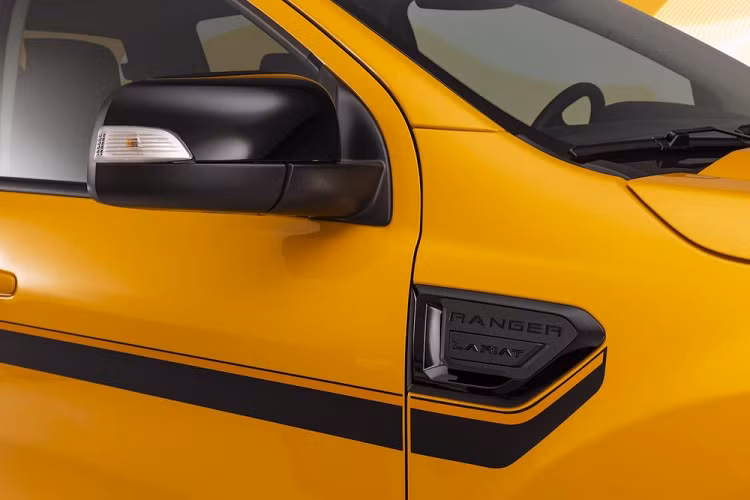 Gói Splash bổ sung đề-can màu đen và cam cho Ford Ranger. Viền lưới tản nhiệt màu cam của Ford Ranger Splash 2022. Ốp gương ngoại thất và khe gió trên chắn bùn trước của Ford Ranger Splash 2022 đều sơn màu đen