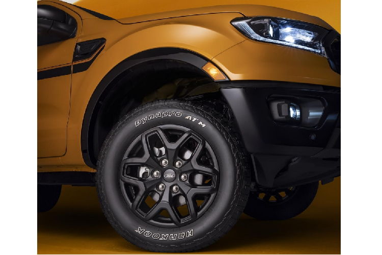 Không dừng ở ngoại thất, gói Splash còn mang đến một số chi tiết nội thất mới cho Ford Ranger như ghế thể thao với chỉ khâu màu cam tương phản và vân sợi carbon. Tương tự như vậy, vô lăng, cần số và phanh đỗ xe đều có chỉ khâu màu cam. Riêng bản Lariat sẽ được bổ sung cả chỉ khâu màu cam ở bệ tì tay trên cửa và mặt táp-lô.