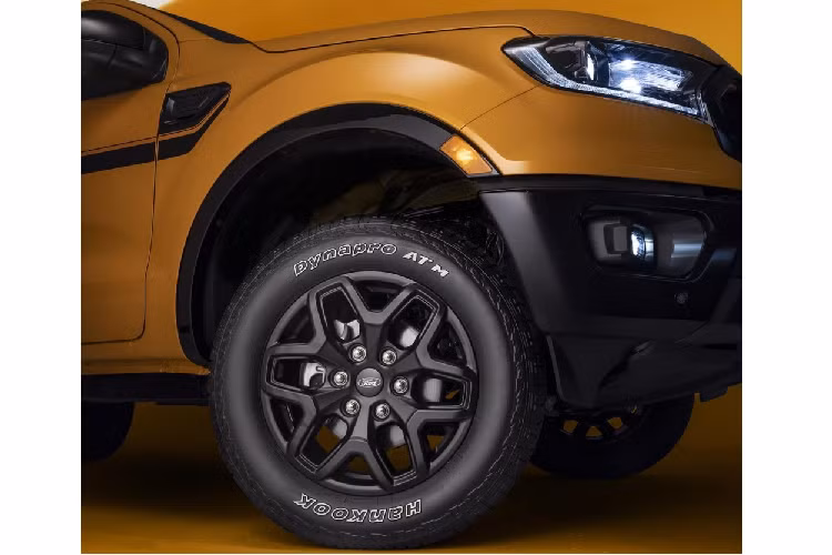 Không dừng ở ngoại thất, gói Splash còn mang đến một số chi tiết nội thất mới cho Ford Ranger như ghế thể thao với chỉ khâu màu cam tương phản và vân sợi carbon. Tương tự như vậy, vô lăng, cần số và phanh đỗ xe đều có chỉ khâu màu cam. Riêng bản Lariat sẽ được bổ sung cả chỉ khâu màu cam ở bệ tì tay trên cửa và mặt táp-lô.