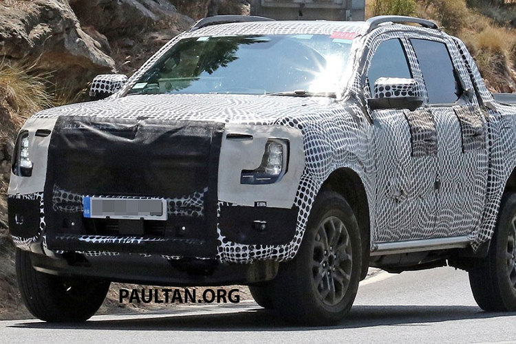 Tiếp đến là động cơ diesel 4 xi-lanh, tăng áp kép, dung tích 2.0L lấy từ thế hệ cũ sang. Tùy chọn động cơ thứ ba là máy dầu V6, tăng áp, dung tích 3.0L mới. Chưa hết, Ford Ranger mới còn được đồn là dùng động cơ xăng V6, tăng áp, dung tích 2.7L với công suất tối đa 314 mã lực và mô-men xoắn cực đại 542 Nm lấy từ mẫu SUV cỡ trung Bronco.