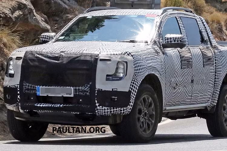 Tiếp đến là động cơ diesel 4 xi-lanh, tăng áp kép, dung tích 2.0L lấy từ thế hệ cũ sang. Tùy chọn động cơ thứ ba là máy dầu V6, tăng áp, dung tích 3.0L mới. Chưa hết, Ford Ranger mới còn được đồn là dùng động cơ xăng V6, tăng áp, dung tích 2.7L với công suất tối đa 314 mã lực và mô-men xoắn cực đại 542 Nm lấy từ mẫu SUV cỡ trung Bronco.