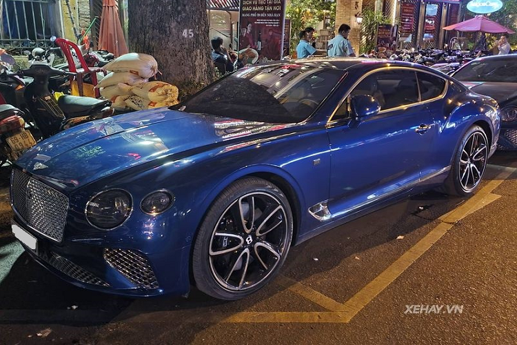 Giống như bản Edition 1 của Mercedes-Benz, mỗi mẫu xe mới của Bentley đều có phiên bản First Edition, đại diện cho những chiếc đầu tiên được xuất xưởng. Chiếc xe siêu sang Bentley Continental GT First Edition trong bài được đưa về nước từ tháng 6/2019, kể từ đó đến nay xe rất ít khi xuất hiện trên phố, đây là một trong những lần rất hiếm hoi.