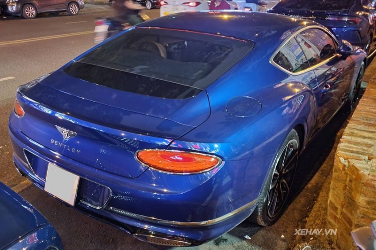 Phiên bản First Edition của Bentley Continental GT được phân biệt với bản tiêu chuẩn nhờ logo cờ Anh và logo phiên bản đặc biệt gắn ở các chi tiết như hông xe, bậc cửa lên xuống, táp-lô và tựa đầu ghế ngồi.