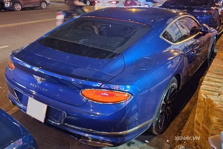 Phiên bản First Edition của Bentley Continental GT được phân biệt với bản tiêu chuẩn nhờ logo cờ Anh và logo phiên bản đặc biệt gắn ở các chi tiết như hông xe, bậc cửa lên xuống, táp-lô và tựa đầu ghế ngồi.