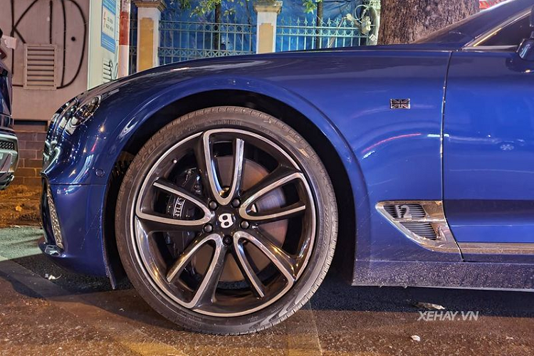 Vòng ra phía sau, Continental GT First Edition gây ấn tượng với cụm đèn hậu full LED hình oval giống cặp ống xả bên dưới, và cánh gió đuôi giờ đây đã được chuyển xuống nắp cốp thay vì sát phần kính sau như thế hệ cũ, cánh gió này có thể điều chỉnh bằng nút bấm để tối đa lực ép xuống cho phần thân xe.