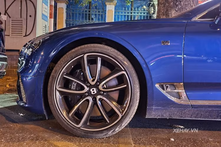 Vòng ra phía sau, Continental GT First Edition gây ấn tượng với cụm đèn hậu full LED hình oval giống cặp ống xả bên dưới, và cánh gió đuôi giờ đây đã được chuyển xuống nắp cốp thay vì sát phần kính sau như thế hệ cũ, cánh gió này có thể điều chỉnh bằng nút bấm để tối đa lực ép xuống cho phần thân xe.