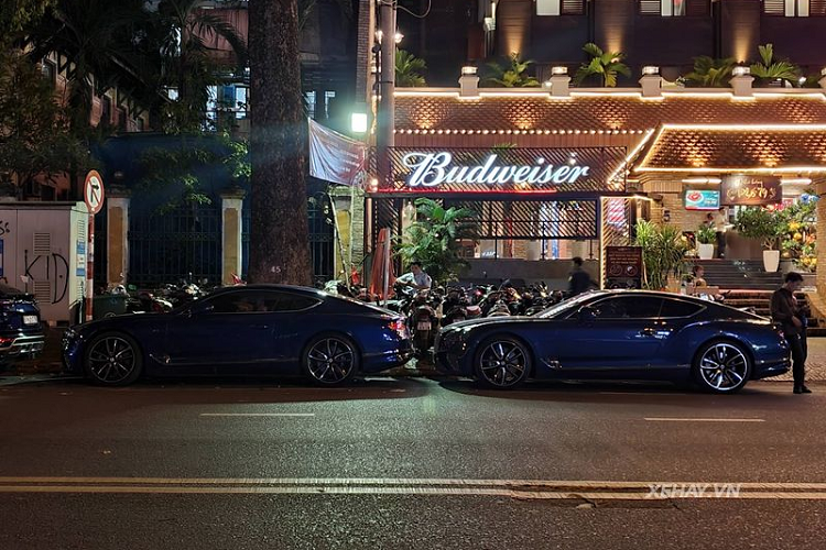 Chiếc Bentley Continental GT First Edition đầu tiên tại Việt Nam sở hữu bộ cánh màu xanh Sequin Blue kết hợp cùng nhiều chi tiết nhôm sáng bóng, giúp tăng thêm vẻ cao cấp và hào nhoáng của xe.