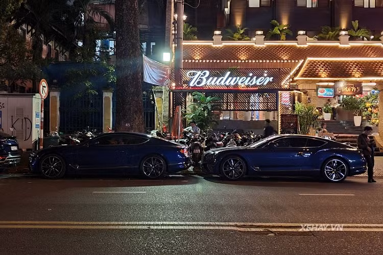 Chiếc Bentley Continental GT First Edition đầu tiên tại Việt Nam sở hữu bộ cánh màu xanh Sequin Blue kết hợp cùng nhiều chi tiết nhôm sáng bóng, giúp tăng thêm vẻ cao cấp và hào nhoáng của xe.